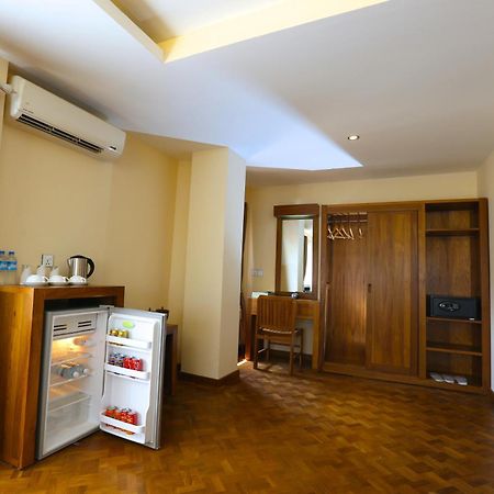 Queen'S Park Hotel Yangon Bagian luar foto