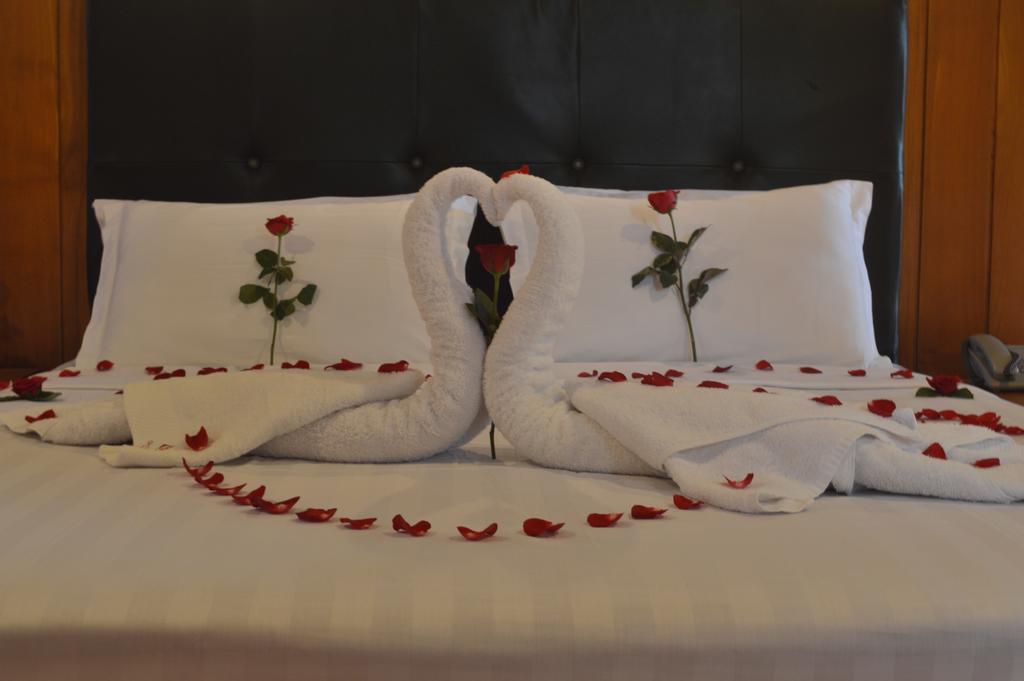 Queen'S Park Hotel Yangon Bagian luar foto