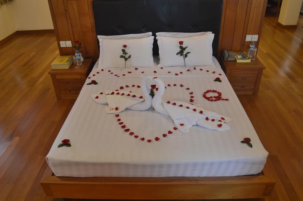 Queen'S Park Hotel Yangon Bagian luar foto