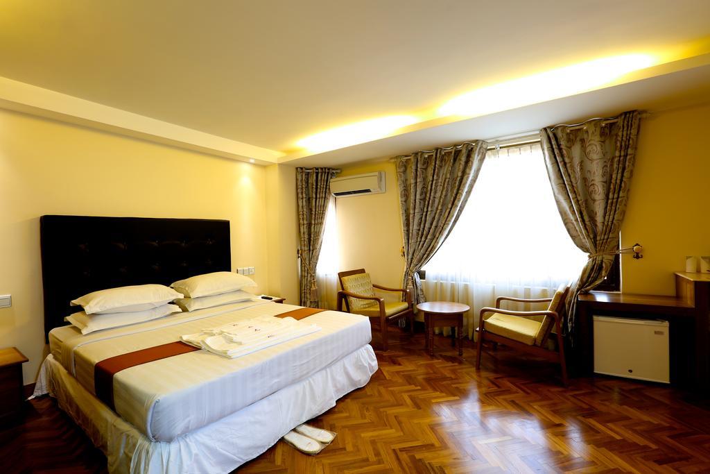 Queen'S Park Hotel Yangon Bagian luar foto