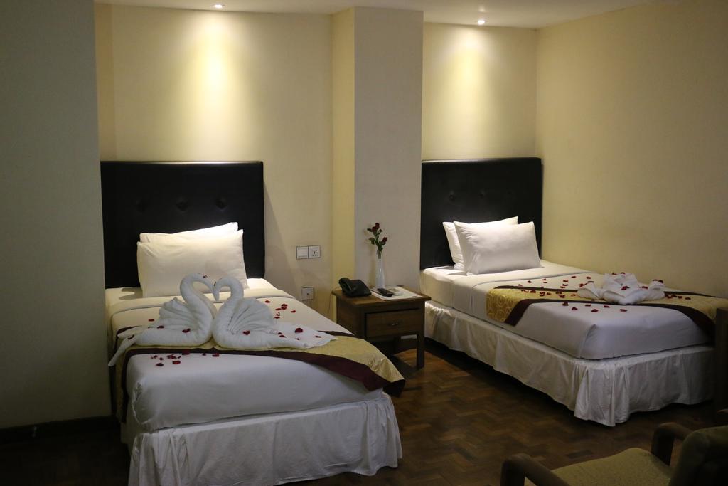 Queen'S Park Hotel Yangon Bagian luar foto