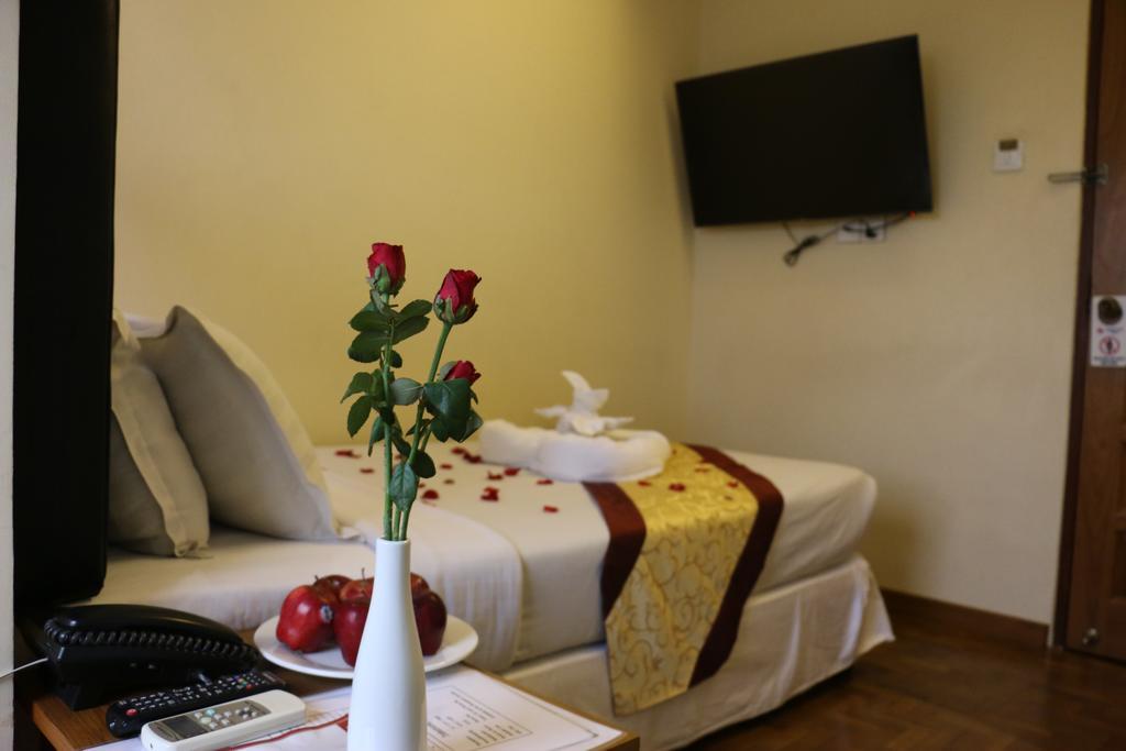 Queen'S Park Hotel Yangon Bagian luar foto