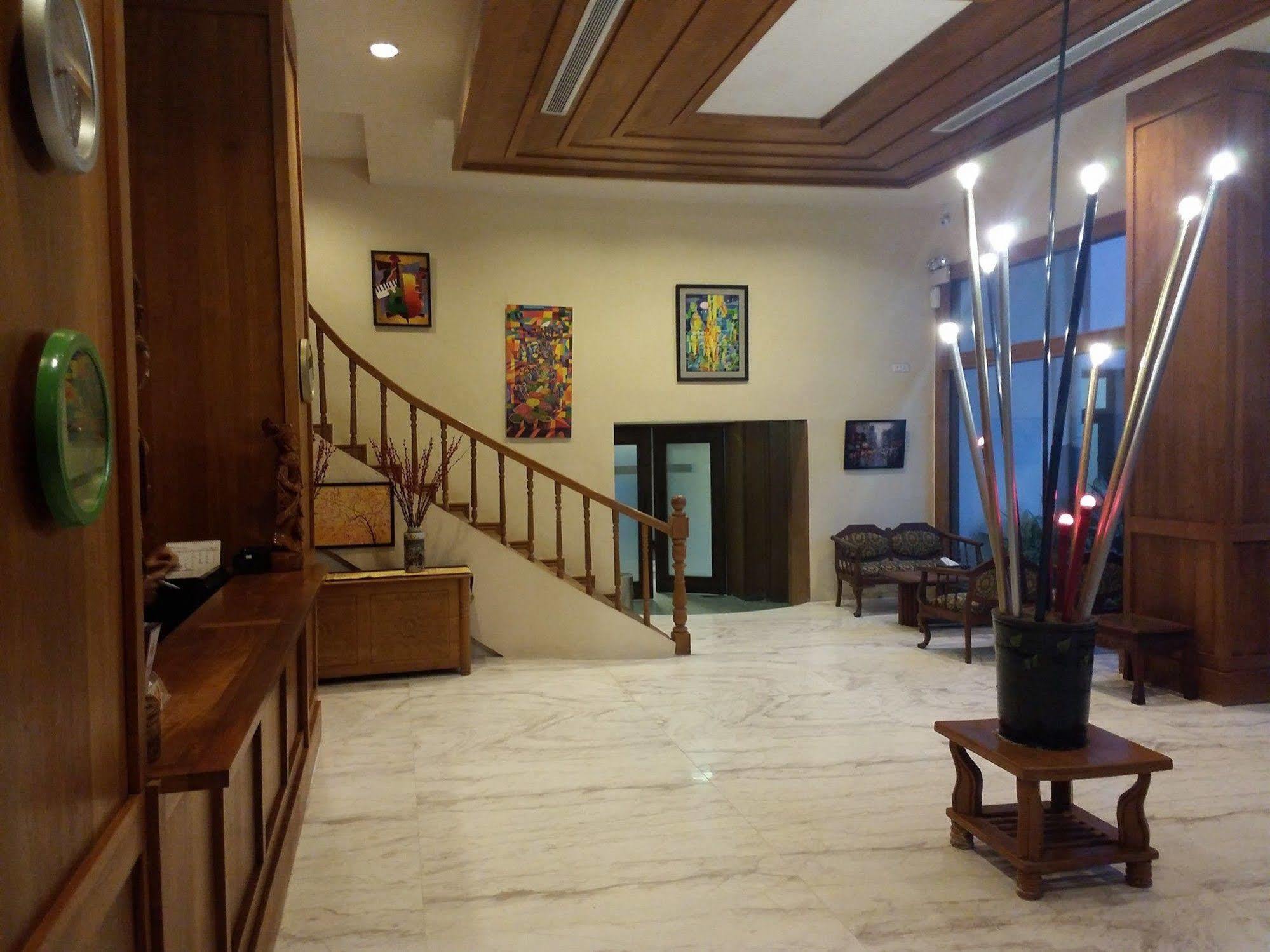 Queen'S Park Hotel Yangon Bagian luar foto