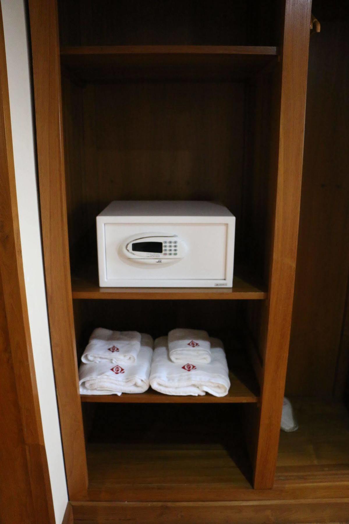 Queen'S Park Hotel Yangon Bagian luar foto