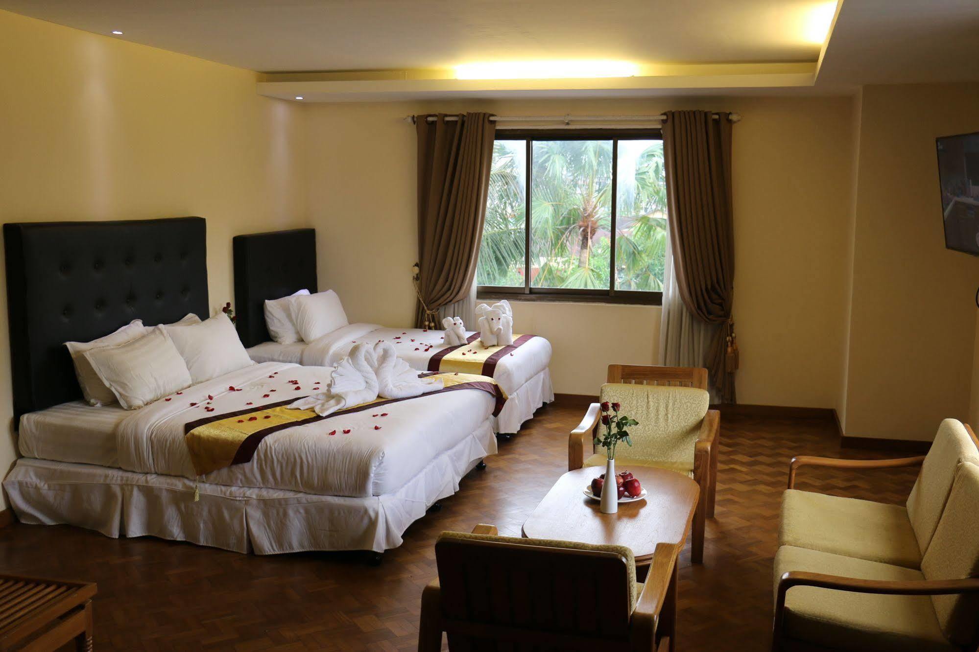Queen'S Park Hotel Yangon Bagian luar foto