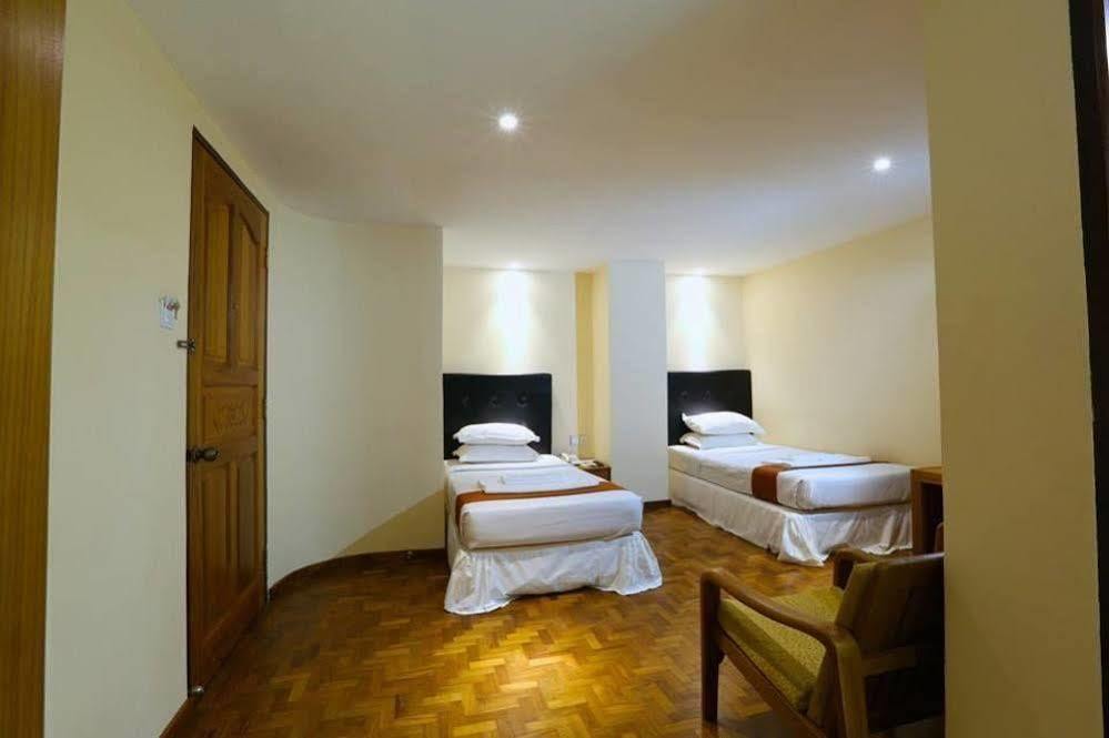 Queen'S Park Hotel Yangon Bagian luar foto