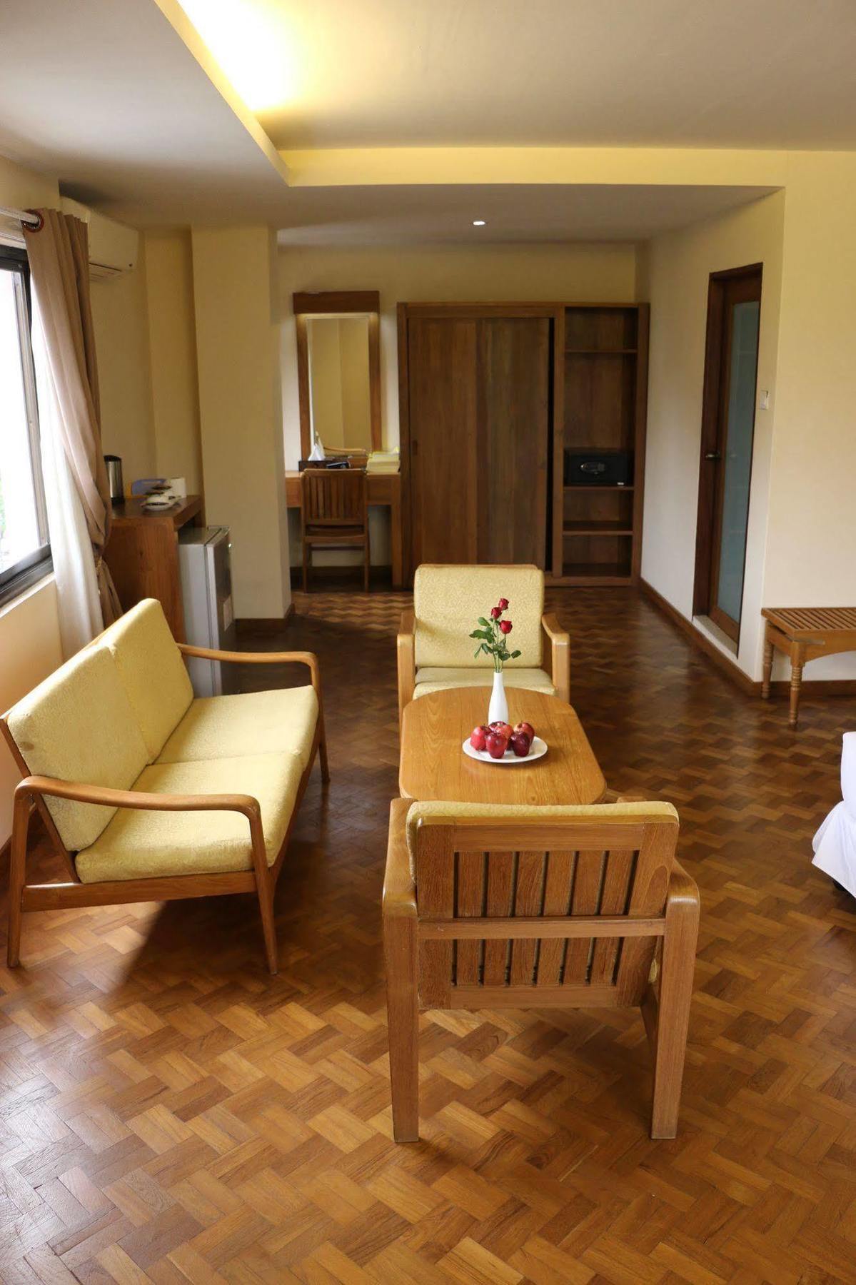 Queen'S Park Hotel Yangon Bagian luar foto