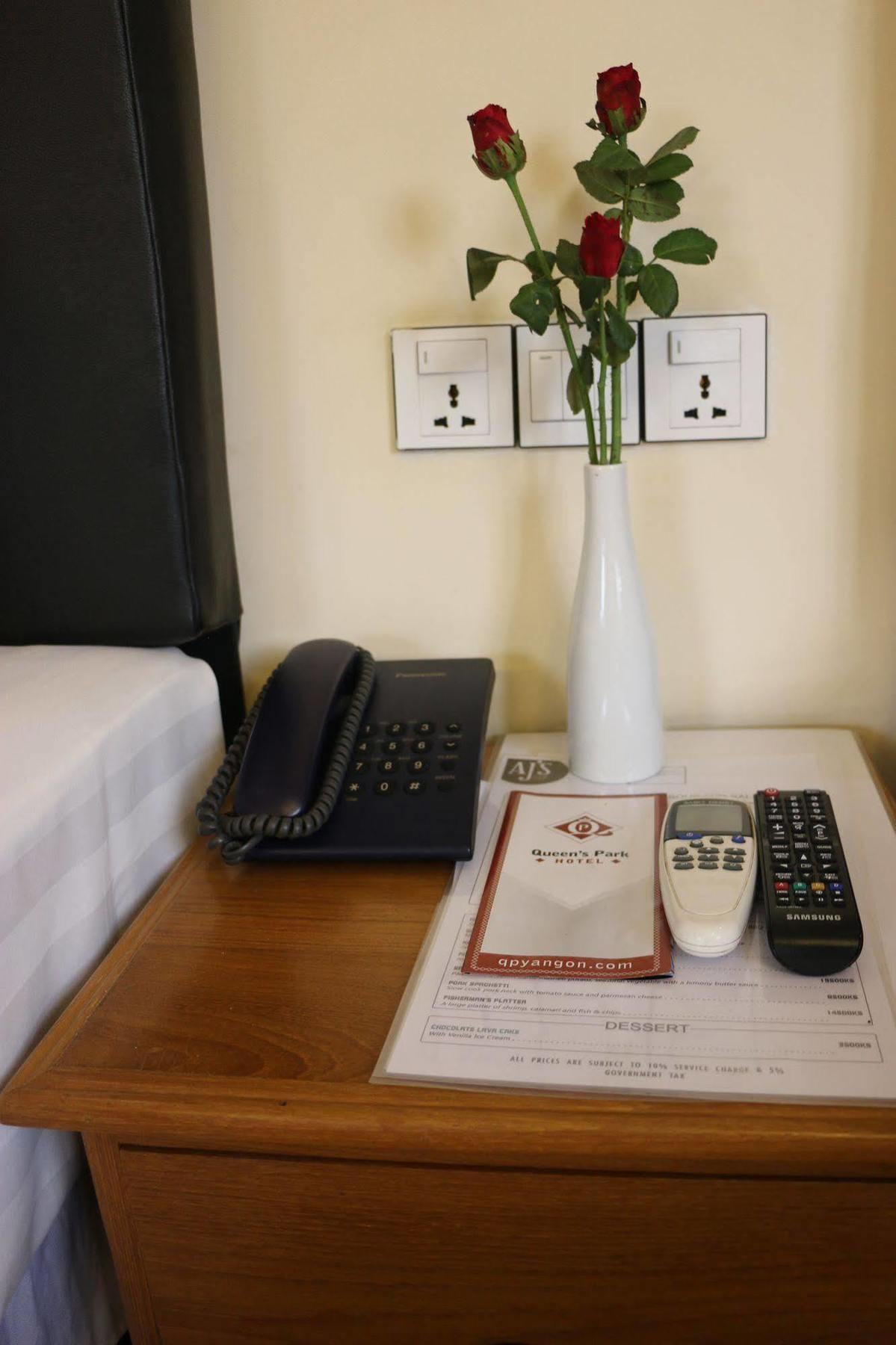 Queen'S Park Hotel Yangon Bagian luar foto