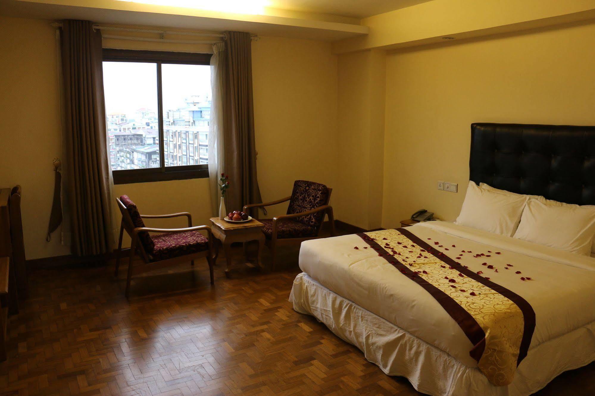 Queen'S Park Hotel Yangon Bagian luar foto