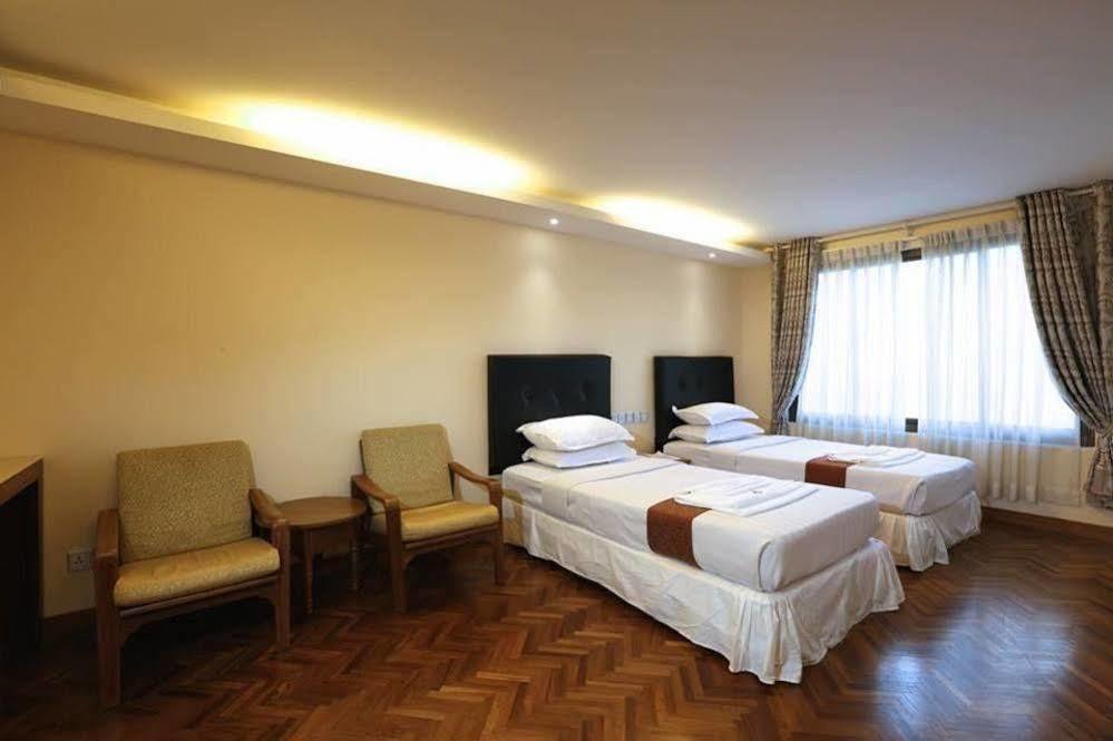 Queen'S Park Hotel Yangon Bagian luar foto