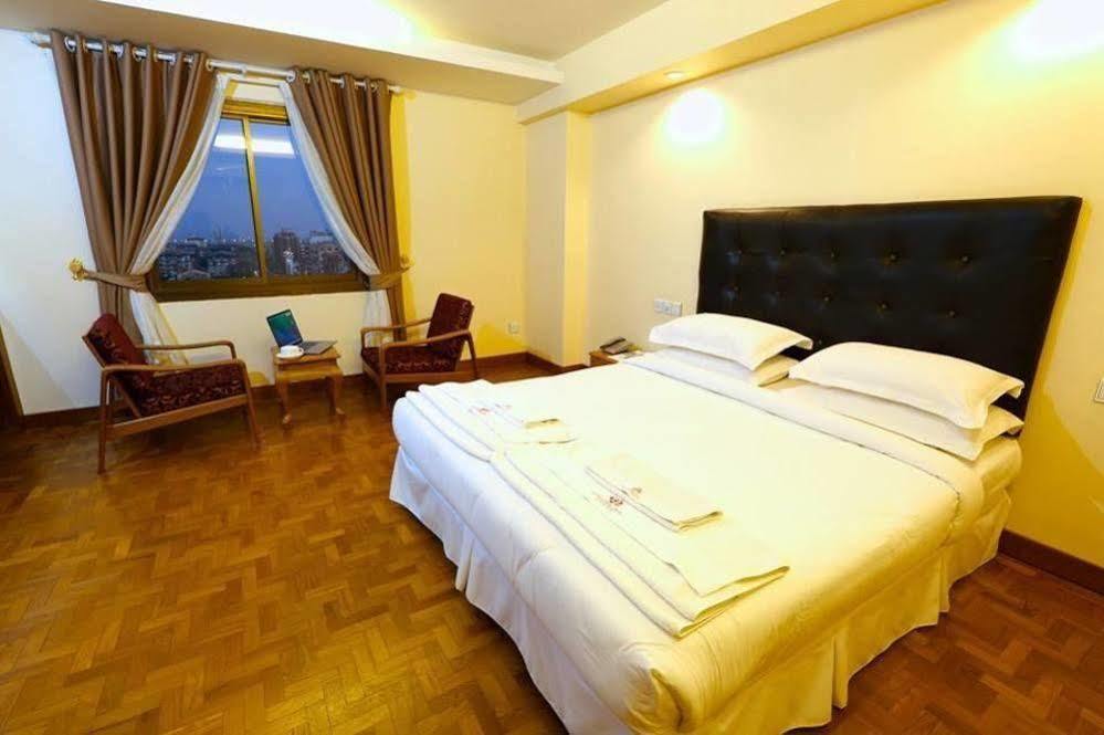 Queen'S Park Hotel Yangon Bagian luar foto